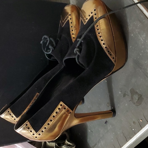 No box preowned Gucci two tone laced heels